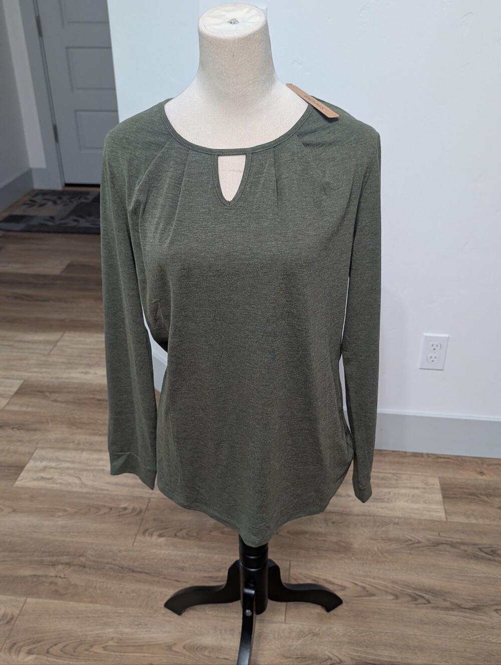 Long Sleeve Keyhole Tee in Olive Green